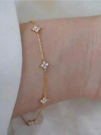 1条时尚四叶草和星星吊坠手链，奢华美观百搭的女士配饰