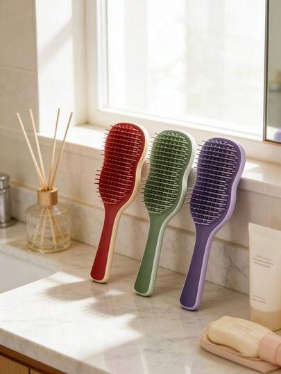 Lược chải tóc lá chuối, được thiết kế đặc biệt cho phụ nữ có mái tóc dài, kèm theo miếng đệm massage da đầu để sử dụng tại nhà. Sản phẩm phù hợp để tạo kiểu tóc bồng bềnh và tự nhiên, đặc biệt là với tóc dễ bị xẹp. Lược giúp chia và chải tóc dễ dàng, cho phép tạo kiểu từ kiểu rẽ ngôi giữa đơn giản đến các kiểu tóc nhiều lọn phức tạp hơn.