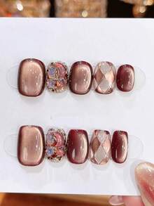 10片美拉德染色咖啡色手绘钻石网格闪亮钻石猫眼按压式短假指甲，新款秋冬短方形和圆形甜美别致美甲，适合女性和女孩作为礼物，手工按压式美甲用品 - 巧克力棕 - 查看 4