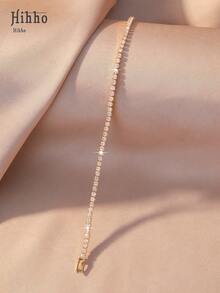 Hihho 一条多尺寸锆石网球手链，奢华嘻哈风格，金色底座搭配“密集锆石镶嵌+网球链结构”设计，融合闪耀的嘻哈气息和精致奢华的珠宝质感。适合成熟风格，是日常出行、时尚穿搭和休闲派对的理想之选。