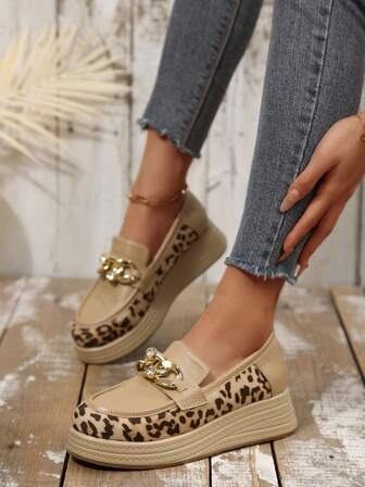 Zapatos de plataforma con estampado de leopardo para mujer, nuevos mocasines versátiles antideslizantes con hebilla, aptos para uso en interiores