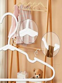 10/20/30个装 结实耐用塑料衣架 - 防滑，（白色、黑色、蓝色、粉色、绿色、灰色），肩部带凹槽设计，抓力牢固 - 非常适合家庭衣柜、宿舍和衣橱收纳 - 彩色 - 查看 4