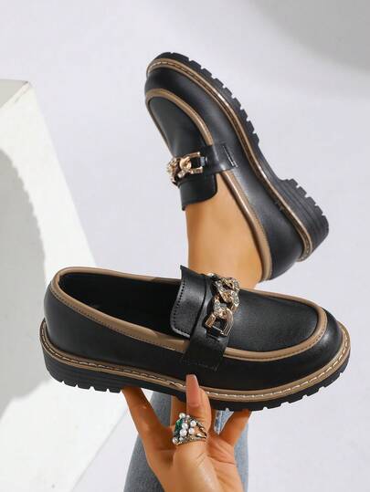 Mocasines de mujer con puntera redonda, cadena con strass, hebilla de contraste, suela gruesa y diseño slip-on