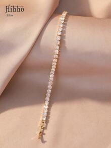 Hihho 一条多尺寸锆石网球手链，奢华嘻哈风格，金色底座搭配“密集锆石镶嵌+网球链结构”设计，融合闪耀的嘻哈气息和精致奢华的珠宝质感。适合成熟风格，是日常出行、时尚穿搭和休闲派对的理想之选。