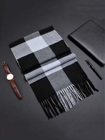Klassisk svartvit rutig halsduk med fransar, tillverkad av hudvänligt mjukt tyg, lätt och böljande, lämplig för alla årstider. Utsökta tofsdetaljer ger livlighet, oavsett om den används som sjal för att dekorera höst- och vinterkappor.
