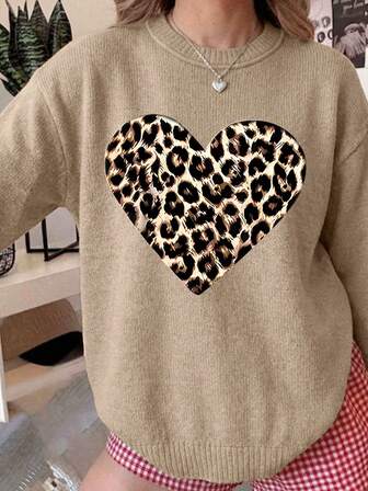 Plus-Size Women's Leopard Print And Heart Pattern Print Casual Faux Wool Pullover Round Neck Top. A Casual, Comfortable, And Versatile Plus-Size Garment, Fashionable And Elegant Autumn/Winter Women's Wear, Suitable For Casual Wear At Home, Dates, Commuting, Family Gatherings, And Travel.