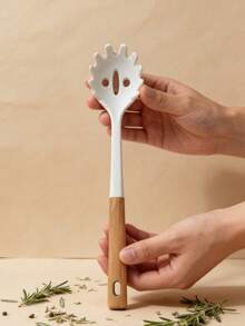 1 pieza Cuchara de espaguetis de silicona blanca. El Body de la cuchara es resistente al calor y la superficie suave no rayará los utensilios de cocina. Se usa para servir espaguetis y macarrones. El pequeño orificio en el mango de la cuchara puede drenar el caldo de la pasta. El mango está hecho de material de silicona con un agarre de madera cómodo que no se siente caliente al tacto. El mango tiene un orificio para colgar y facilitar el almacenamiento. Es una herramienta práctica para cocinar pasta en la cocina occidental e italiana. - Multicolor - Ver 6