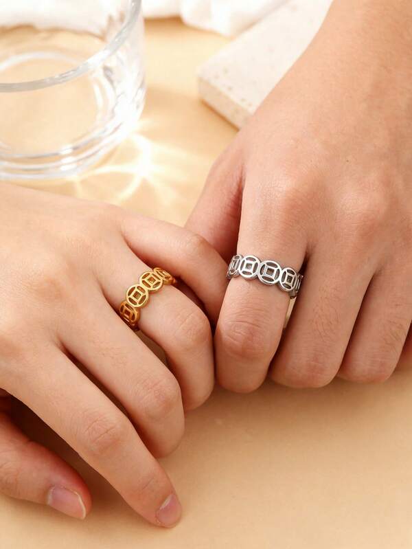 2 piezas / Set de anillos de moneda de cobre hueca con suerte, anillos de prosperidad y riqueza, anillos de dinero, formas geométricas, estilo simple, anillos pulidos de arco redondo de 4 mm, anillos exquisitos de acero inoxidable lisos para parejas, accesorios para mujeres, joyería occidental para mujeres, los colores incluyen oro, plata, oro rosa, adecuados tanto para hombres como para mujeres, adecuados para uso diario, se pueden usar en combinación y tienen amplia aplicación.