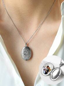 1条定制个性化照片椭圆形吊坠项链，采用不锈钢材质，创意十足，优雅经典，百搭实用，适合日常佩戴。是送给女士的温馨珠宝礼物，也是时尚的秋季情人节和圣诞节礼物之选。 - 彩色 - 查看 10