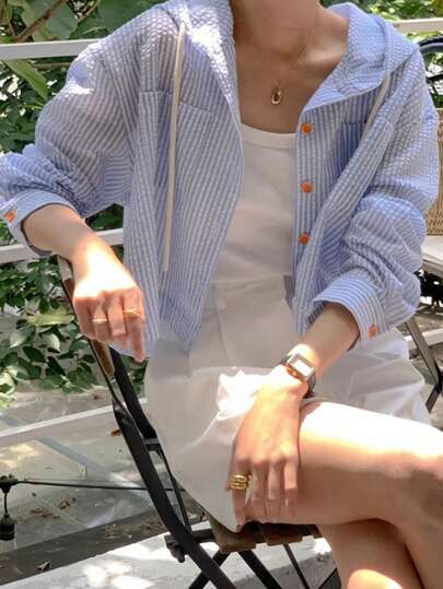 Mujer versátil de un solo pecho a rayas de color sólido corto suelto de manga larga sol con capucha camisa,chaqueta bomber informal blanca con capucha para mujer, abrigo ligero, corto, de manga larga con cordón y botones.