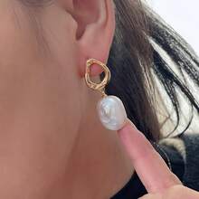 一对宫廷风法式复古不规则白色巴洛克铜合金耳环，可作为礼物送给朋友 - 耳環 - 查看 3