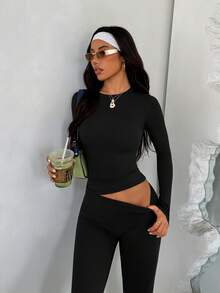 FWH Conjunto feminino de duas peças com forro térmico, composto por blusa de manga comprida com gola redonda e calça skinny de cintura alta modeladora, que proporciona conforto e sustentação, alongando as pernas. A blusa com forro térmico e a calça skinny de cintura alta modelam e mantêm as pernas aquecidas o dia todo, além de modelar o abdômen.