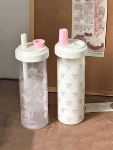这款大容量粉色水瓶采用简约蝴蝶结设计，容量700毫升，造型酷似珍珠奶茶杯，是夏日必备。这款便携、时尚、独特的大容量塑料水瓶配有宽吸管，是女生和学生旅行或日常饮水的理想之选，也适合户外活动和健身。它还具有耐热功能，是日常补水或健身的完美选择。 - 彩色 - 查看 3