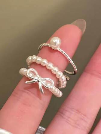 この3点セットのシンプルなリボン結びフェイクパールビーズリングは、調整可能なスタッカブルジュエリーです。カジュアルウェアに最適な必需品。ガールフレンド、姉妹、母親への贈り物に最適。母の日、バレンタインデー、誕生日にぴったりです。