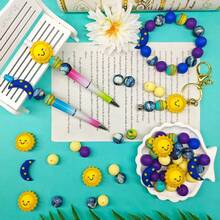 32/42颗卡通日月星硅胶珠套装 - 黄色太阳星星藏蓝色月亮设计 - 非常适合DIY手工制作钥匙扣、项链、手链、装饰笔、珠宝和吊坠 - 适合返校季、万圣节、圣诞节、节日礼物、生日礼物 - 太陽星星月亮 - 查看 12