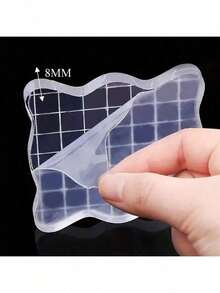 Bộ 4 khối dập ren vuông bằng acrylic trong suốt - Dụng cụ thủ công đa năng, thích hợp cho sổ lưu niệm, album và các loại tem thủ công - Bao gồm khay mực, tấm lưới kim loại trong suốt và chức năng dập cạnh cong. - Trong sáng - Xem 4