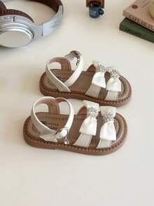 1双可爱幼儿双珍珠花朵魔术贴休闲时尚百搭软底平底凉鞋，夏季 - 米色 - 查看 3
