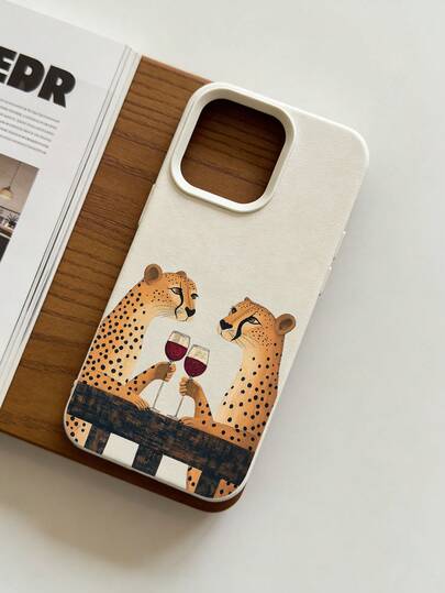Elegante funda de teléfono con estampado de guepardo - Con un par de guepardos estilizados (brindando con copas de vino), textura de cuero en crema, motivo de alta cocina caprichoso, cubierta protectora a prueba de golpes, estética elegante y juguetona, ideal para fans del arte animal y buscadores de accesorios únicos diarios, compatible con iPhone 17, 17 pro, 17 pro Max, 16, 16 plus