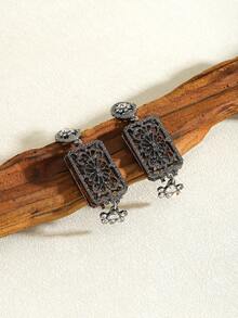 1 par de pendientes cuadrados vintage con borlas talladas, pendientes de aro de metal geométrico con piedras de colores, pendientes largos