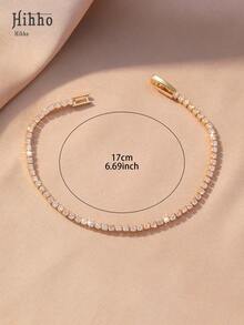 Hihho 一条多尺寸锆石网球手链，奢华嘻哈风格，金色底座搭配“密集锆石镶嵌+网球链结构”设计，融合闪耀的嘻哈气息和精致奢华的珠宝质感。适合成熟风格，是日常出行、时尚穿搭和休闲派对的理想之选。