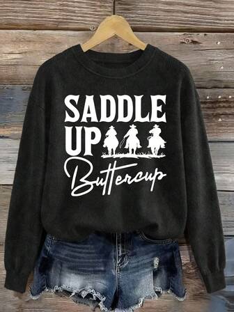Plus-Size Women's Casual Western-Style Faux Wool Pullover Sweater, Featuring A "SADDLE UP" (Horse Riding) Graphic Print, Long Sleeves, And A Round Neck Design. A Stylish And Elegant Autumn/Winter Women's Garment, Suitable For Everyday Casual Wear, Commuting, Shopping, Family Gatherings, And Travel.