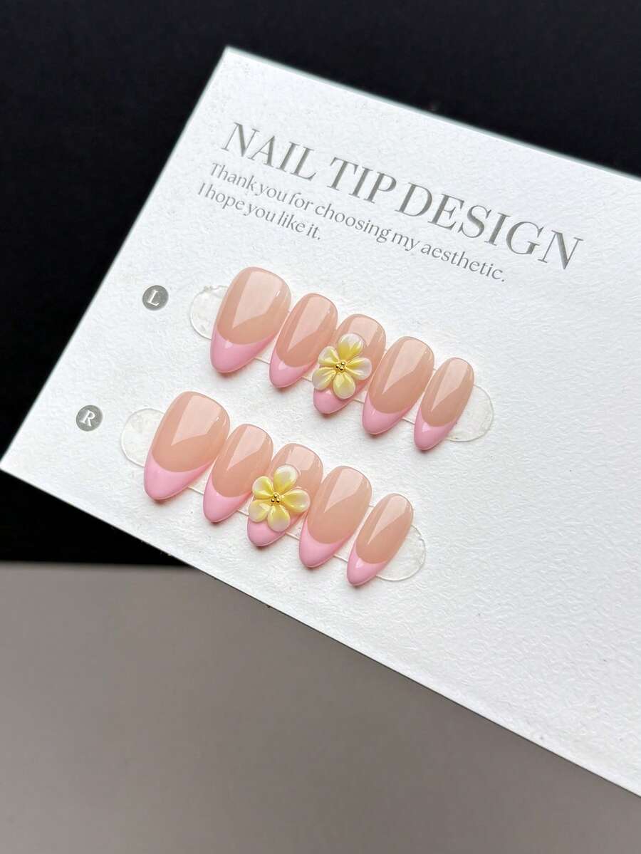 10 Móng Giả Thủ Công Hoàn Toàn, Kiểu Móng Ngắn Hình Hạnh Nhân, Có Thể Dán Được. Chúng mang phong cách cổ điển và thời trang, được trang trí bằng kỹ thuật vẽ tay màu trắng kiểu Pháp và họa tiết hoa hồng 3D nổi thủ công. Những móng giả này có tác dụng làm trắng da và mang lại vẻ ngoài cao cấp, phù hợp cho phụ nữ và các bạn gái sử dụng hàng ngày, và được kèm theo một bộ dụng cụ làm móng. - Nhiều màu - Xem 1