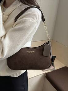 时尚纯色字母百搭简约女士腋下斜挎包，优雅链条单肩包，适合购物、携带钱包，适合年轻女性、大学生、年轻职业女性、上班族女性。是办公室、大学、工作、商务、通勤、户外活动、旅行和短途旅行的理想之选。 - 巧克力棕 - 查看 3