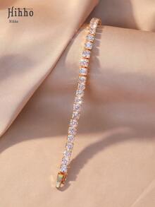 Hihho 一条多尺寸锆石网球手链，奢华嘻哈风格，金色底座搭配“密集锆石镶嵌+网球链结构”设计，融合闪耀的嘻哈气息和精致奢华的珠宝质感。适合成熟风格，是日常出行、时尚穿搭和休闲派对的理想之选。