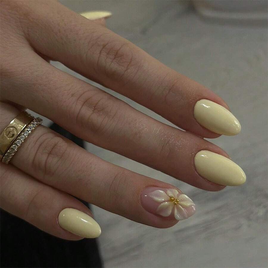 24 móng giả hình hạnh nhân cỡ trung bình, màu vàng nude, họa tiết hoa 3D chuyển sắc đính đá vàng, kiểu dáng đơn giản, bề mặt bóng, che phủ toàn bộ móng, thích hợp sử dụng hàng ngày cho nữ và bé gái. - Nhiều màu - Xem 1