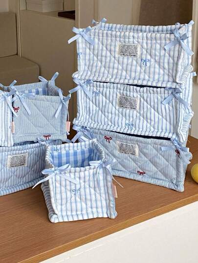 ブルーストライプ柄 コスメ収納バスケット 大容量 スナック収納バスケット リボンボウデコレーション ドール収納バッグ かわいいグリッドパターン メイクアップバッグ フォームキルティング メイクツール収納バッグ ガーリーコスメ&スキンケア収納バスケット 実用的なデスクトップ小物収納バスケット 刺繍リボンパターン 小物整理バスケット メイクアップバッグ コスメポーチ コスメバッグ トイレタリーバッグ ウォッシュバッグ 旅行必需品 クルーズ必需品 休暇必需品 男女兼用 トラベルコンテナ ホリデー必需品 女性への贈り物