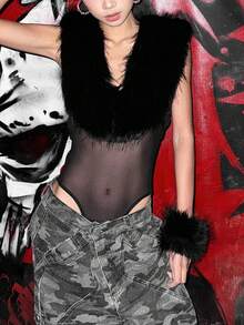 Top Dazzle 女士无袖露背透视连体衣，仿毛皮垂领设计，撞色网纱拼接，黑色针织面料背心，中等弹力 - 黑色 - 查看 1