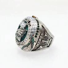 The New High-Quality N-F-L Super✨Bowl Philadelphia✨Eagles Championship Ring Is Specially Designed For Eagles Fans. Pressing The Button Can Open The✨Eagles' Wings. The Ring Comes With A Brown Wooden Display Case, Making It An Ideal Gift For Men. - 綠色 - 查看 3