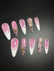 Cada set consta de 10 piezas de placas de uñas acrílicas hechas a mano para tacones de aguja estilo Y2K, diseñadas al estilo francés con rhinestones, pétalos y decoraciones a rayas, disponibles en múltiples tonos y colores nude. 3 tamaños para ajustar, adecuado para Navidad, fiestas, bailes y uso diario. Viene con un kit de uñas, lo que lo convierte en un regalo ideal de uñas postizas para damas y niñas.
