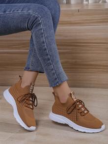 女士透气套脚运动鞋，减震防滑鞋底，适合护士和学生作为时尚休闲跑步鞋穿着，纯色，四季皆宜的织物鞋面，缓震稳定支撑，无印花，大码休闲运动鞋，尺码35-45 - 棕色 - 查看 1