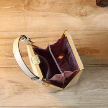 奢华亮面迷你手拿包，饰有水晶装饰