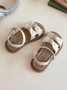 1双可爱幼儿双珍珠花朵魔术贴休闲时尚百搭软底平底凉鞋，夏季 - 米色 - 查看 2