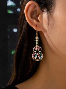 一对简约百搭的音乐主题奢华空心吉他耳环，适合音乐节、派对和度假佩戴。 - 白色 - 查看 11