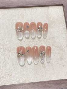 Vẻ đẹp tinh tế sang trọng ngay trong tầm tay bạn! Bộ 10 móng tay giả thủ công, hình bầu dục dài nhọn, kiểu móng Pháp mắt mèo lấp lánh màu bạc, điểm xuyết bằng đá pha lê hình ngôi sao K9 màu vàng sâm panh. Đơn giản và sang trọng, hoàn hảo cho những buổi hẹn hò, tụ họp bạn bè hoặc làm quà tặng. Bộ móng giả thủ công có thể tái sử dụng, bao gồm keo dán và một dũa móng mini. - Bạc - Xem 4