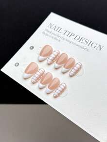Bộ 10 móng giả thủ công hoàn toàn, kiểu dáng ngắn hình hạnh nhân, có thể dán lên móng, mang phong cách cổ điển, thời trang và tối giản. Chúng được sơn thủ công màu trắng ở đầu móng và họa tiết da rắn, tạo nên bộ móng giả nghệ thuật tối giản hoàn chỉnh, phù hợp cho phụ nữ và các bạn gái sử dụng hàng ngày, kèm theo một bộ dụng cụ làm móng. Móng giả thủ công, có thể dán lên móng. - Nhiều màu - Xem 3