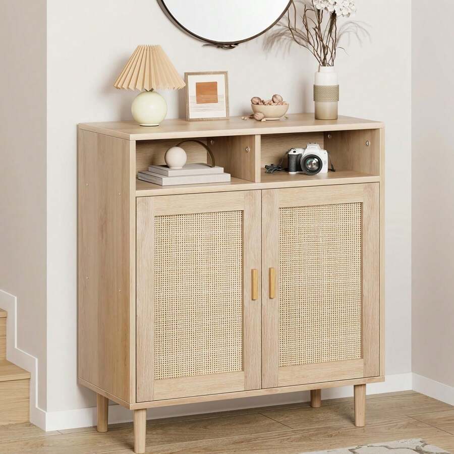 Gabinete moderno de latar de ratán de 36 pulgadas, bufé de almacenamiento de 2 puertas con estante, soporte de TV Boho y bar de café para el comedor, la cocina y la entrada - Marrón - Ver 1