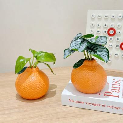 柠檬造型花瓶，配有逼真的仿真柠檬枝和绿叶 - 采用耐用塑料材质，可独立摆放在室内/室外，也可作为桌面装饰、仿真植物摆件，适用于办公室、书桌等多种场景 - 柠檬树花盆