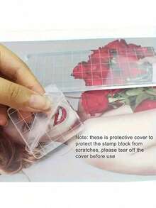 Bộ 4 khối dập ren vuông bằng acrylic trong suốt - Dụng cụ thủ công đa năng, thích hợp cho sổ lưu niệm, album và các loại tem thủ công - Bao gồm khay mực, tấm lưới kim loại trong suốt và chức năng dập cạnh cong. - Trong sáng - Xem 10