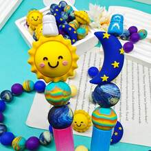 32/42颗卡通日月星硅胶珠套装 - 黄色太阳星星藏蓝色月亮设计 - 非常适合DIY手工制作钥匙扣、项链、手链、装饰笔、珠宝和吊坠 - 适合返校季、万圣节、圣诞节、节日礼物、生日礼物 - 太陽星星月亮 - 查看 11