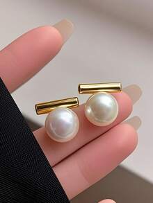 1 Pair 18K Gold Plated Cylinder Pearl Stud Earrings, French Retro Luxury Earrings, European And American Ins Style Commuting And Dating Accessories Jewelry - White - View 1
