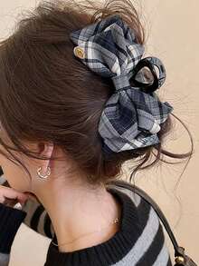 经典格纹蝴蝶结精品发夹，时尚小金标复古后脑勺发夹，大号爪夹，高马尾发饰。适合日常佩戴、派对、聚会、节日活动、旅行摄影，百搭优雅。也适合发量较多的女性，是馈赠亲友的绝佳礼物。爪夹，冬季发夹，女士发饰 - 黑與白 - 查看 5