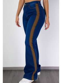 Jeans de mezclilla estilo streetwear con corte recto acampanado, costuras a contraste y detalle lateral moderno – Disponible en diferentes colores para combinar con todos tus outfits - Azul GLI-LU-6992ST - Ver 1