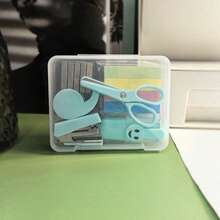 8件套便携迷你办公学习文具套装，包含打孔器、订书机、胶带座、小胶带、笔筒、剪刀和500枚10号订书钉，迷你办公用品，桌面回形针收纳盒（带2个笔袋），返校必备，学习用品