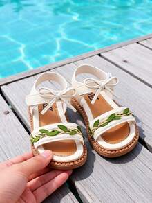 2025夏季新款，适合3-12岁女孩，米色3D绿色叶子编织蝴蝶结，PU皮革防滑耐用，宽踝带单带露趾平底凉鞋，清新田园风格，适合日常休闲、夏季泳池和海滩穿着，本季热销单品。 - 綠色 - 查看 4