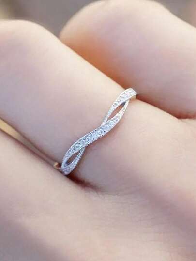 1枚镶嵌立方氧化锆的魅力戒指，适合女性作为情人节礼物、结婚纪念日礼物或派对饰品