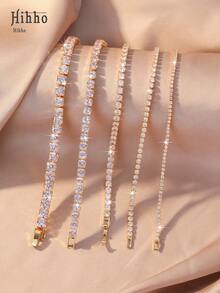 Hihho 一条多尺寸锆石网球手链，奢华嘻哈风格，金色底座搭配“密集锆石镶嵌+网球链结构”设计，融合闪耀的嘻哈气息和精致奢华的珠宝质感。适合成熟风格，是日常出行、时尚穿搭和休闲派对的理想之选。